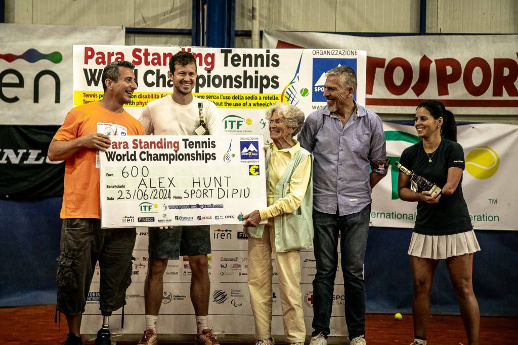 Alex Hunt, campione del mondo di para standing tennis categoria PST1 premiato dal direttore del torneo Gregory Leperdi, dalla vice-presidente del Comitato Italiano Paralimpico Tiziana Nasi e da Stefano Ponzano del Monviso Sporting Club