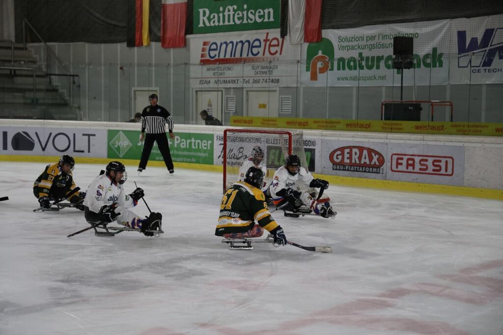 Un momento di gioco della partita tra Western Team e South Tyrol Eagles nel campionato italiano di para ice hockey
