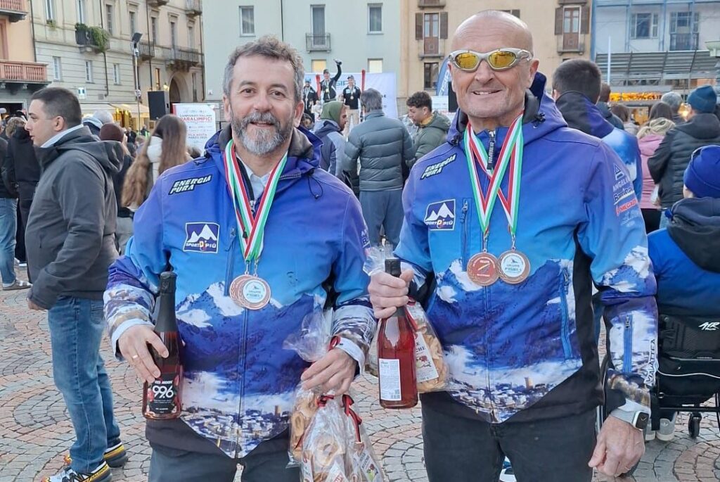 Alessandro Battaglino e Marco Croce di Sportdipiù in posa con le medaglie di bronzo