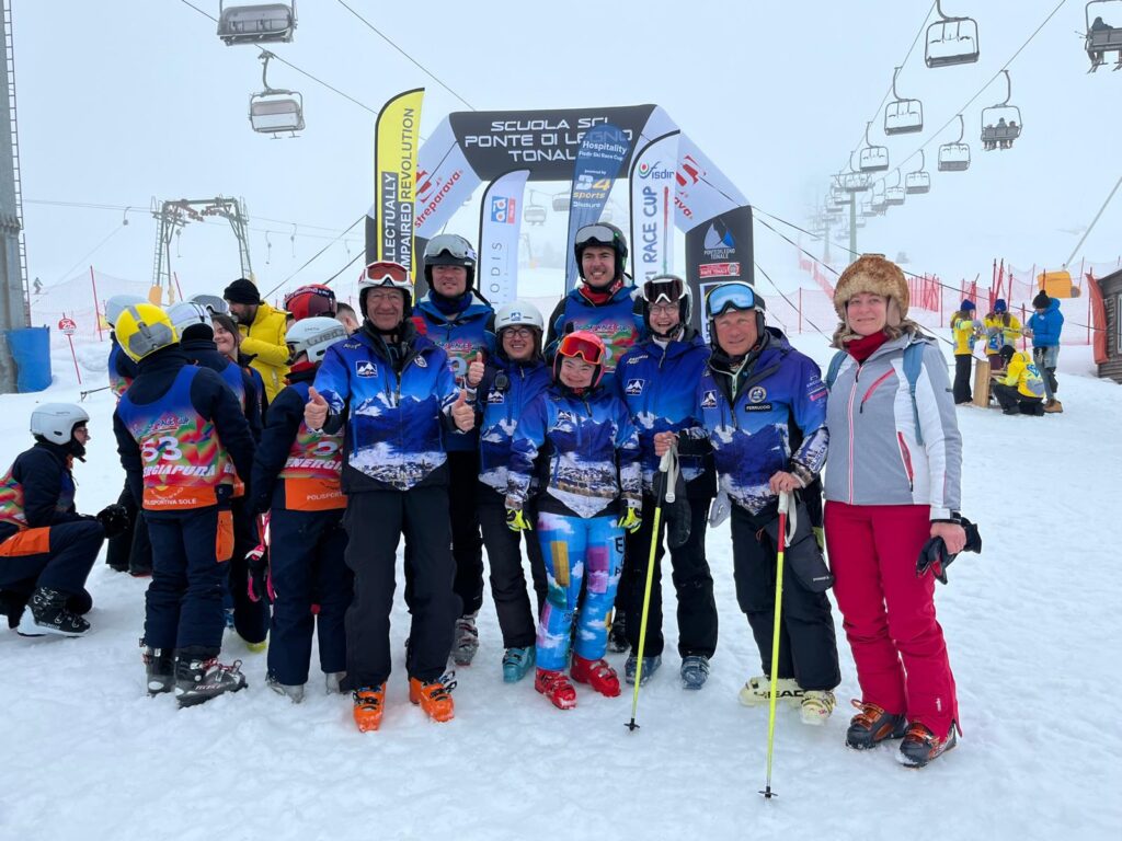 La squadra di Sportdipiù posa per un foto di gruppo al termine della FISDIR Ski Race Cup al Tonale