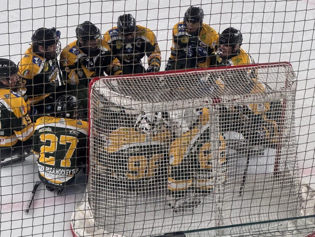 la squadra di para ice hockey dei western team posizionata davanti alla porta prima della finale di coppa italia 2025