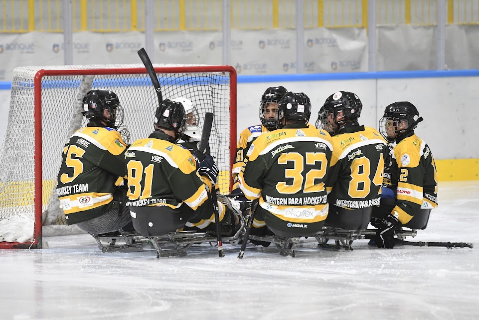 il gruppo del western para ice hockey team davanti alla porta