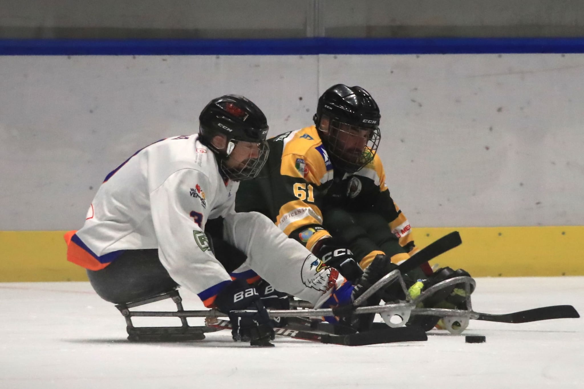 Andrea Macrì contrastato da un avversario, foto di Marco Ferrero