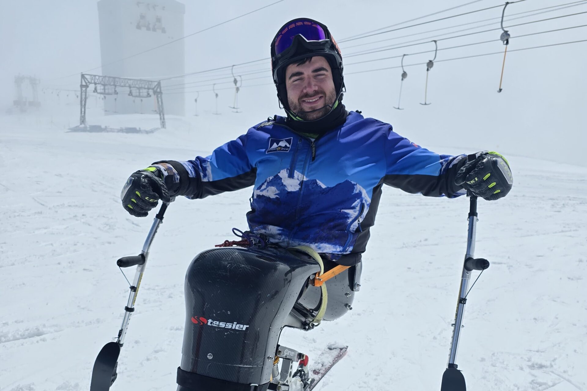 Marco Gavarino in posa sul monosci su una pista innevata con il giaccone ufficiale di Sportdipiù