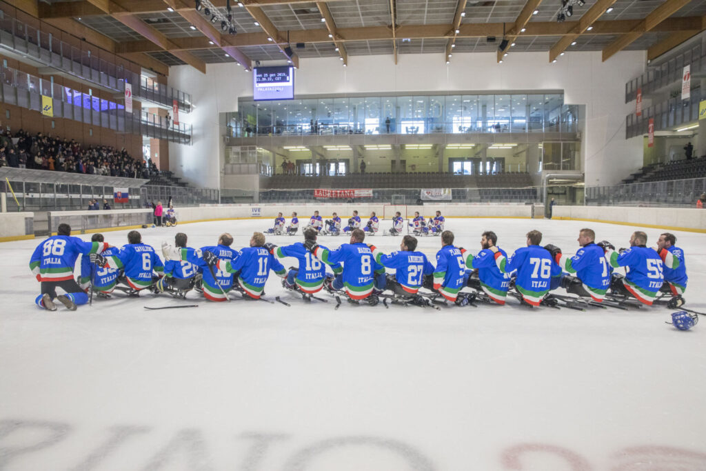 La Nazionale Italiana di PAra Ice Hockey schierata al centro del ghiaccio del PAlaTazzoli di Torino durante l'inno nazionale - credits Mauro Ujetto